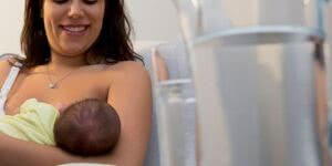Mulher que amamenta deve beber muita água